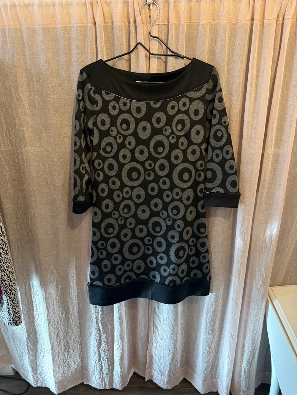 Sandra Darren Black and Gray Circle-Pattern Shift Dress